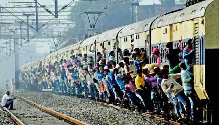 Mesin Tiket Otomatis Tak Berfungsi, Penumpang Kereta di Chennai Harus Antre