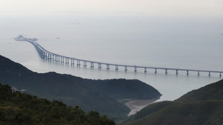 Jembatan 55 Km Zhuhai – Macau Selesai, Tapi Kapan Dibuka?