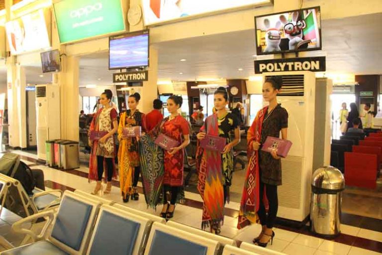 Peragaan Busana Batik dan Kebaya Ramaikan Ruang Tunggu Bandara Ahmad Yani