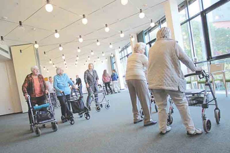 Apes! Jelang Liburan Wanita Tua Ini Justru Terjepit Pintu Otomatis di Bandara