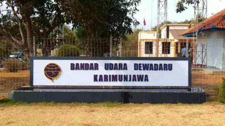 Tak Hanya Lewat Jalur Laut, Ke Karimunjawa Juga Bisa Naik Pesawat Lho!