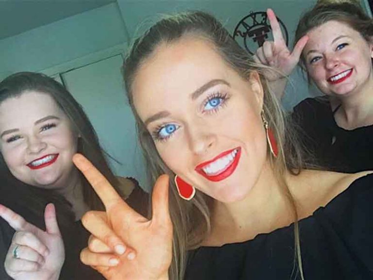 Buat Simbol “Red Raider” Mahasiswi Cantik Digelandang Petugas Bandara