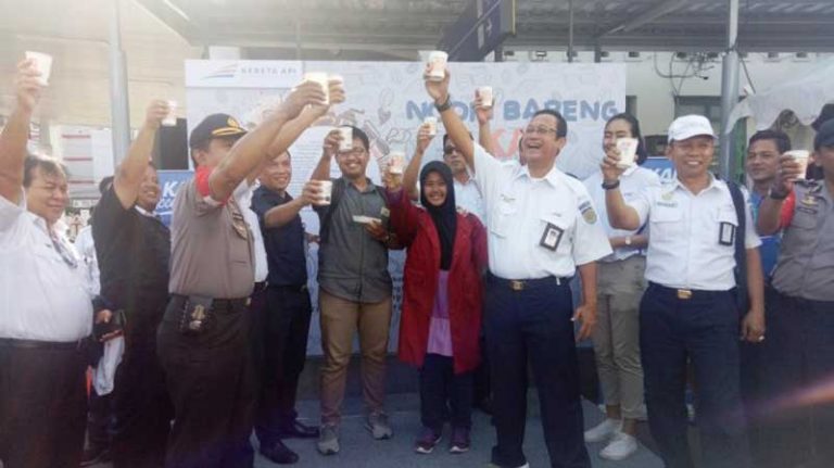 Apresiasi Petani Kopi, PT KAI Bagi-Bagi Kopi Gratis!