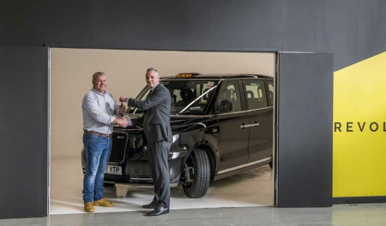 Gantungkan Raket, Mantan Petenis Profesional Kini di Balik Kemudi Black Cab Modern!