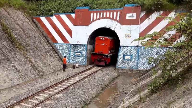 Kokoh Layaknya Seekor Gajah, “Terowongan Gunung Gajah” Masih Eksis Dilintasi Kereta
