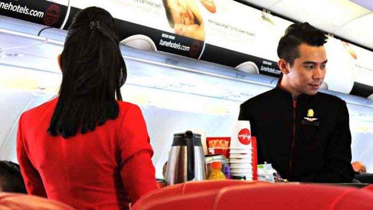 Aturan Berhijab di Bandara Aceh, AirAsia Tampilkan Awak Kabin Pria