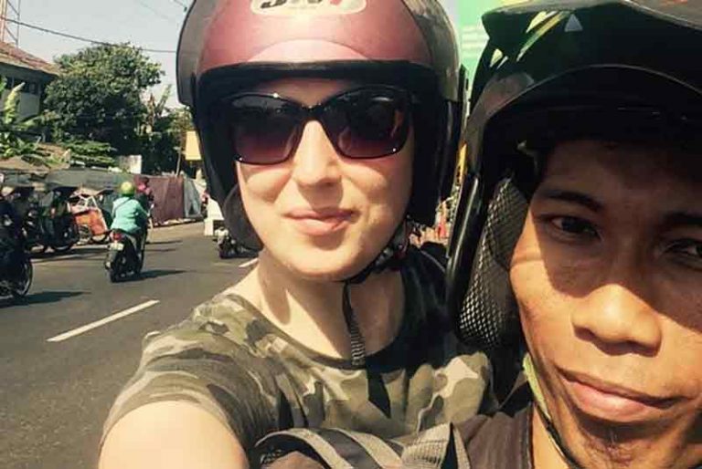 Ada Bule Cantik Kesasar, Warga Jogja Bantu Sampai Stasiun