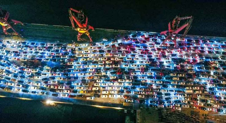 Terdampak Cuaca Buruk Pasca Liburan Imlek, Antrean Kendaraan di Pelabuhan Ferry Mencapai 10 Km