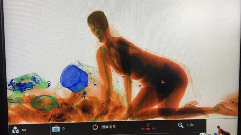 Enggan Tasnya Luput dari Pandangan, Wanita Ini Rela Masuk ke Dalam X-Ray Scanner!