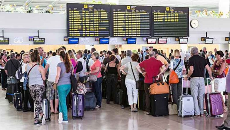 Kombinasi Teknologi dan Pemanfaatan SDM Jadi Kunci Turunnya Antrean di Bandara