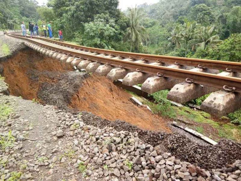 Jalur Kereta Cijeruk Longsor, Perjalanan Kereta Bogor-Sukabumi Berhenti Operasi Sementara