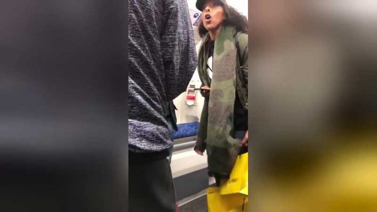 Terdesak Isu Rasisme, Wanita Ini ‘Terpaksa’ Tarik Tombol Darurat di Kereta Bawah Tanah