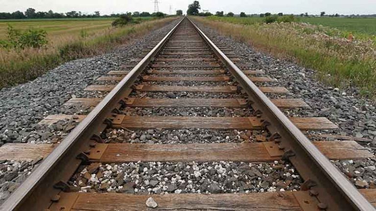 Bertabur Bebatuan di Sisi Rel Kereta Api, Inilah Penjelasannya!