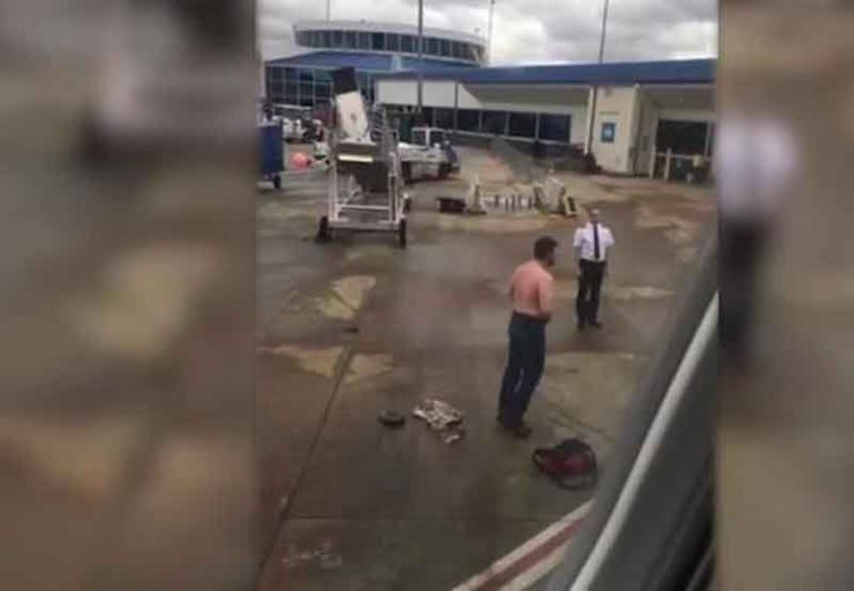 Bertelanjang Dada, Penumpang di Tarmak Ini Sempat Pukul Petugas