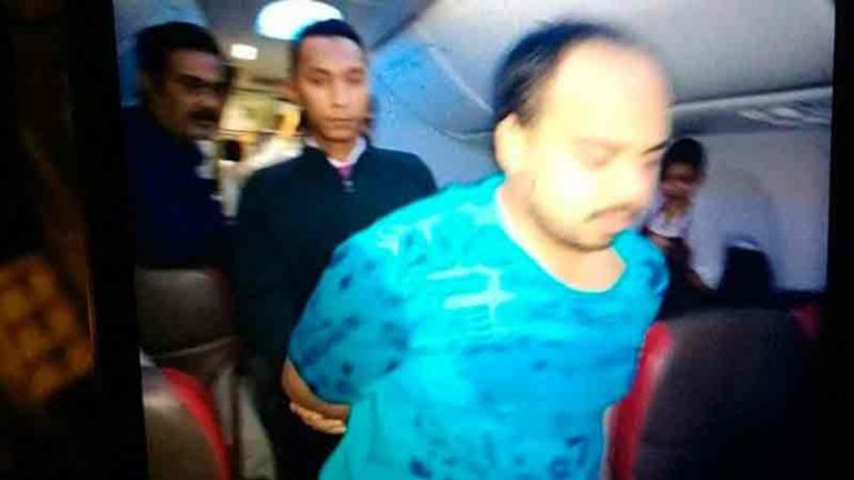 Terobsesi Tayangan Video Porno, Penumpang Ini Bugil dan Lecehkan Pramugari di Kabin