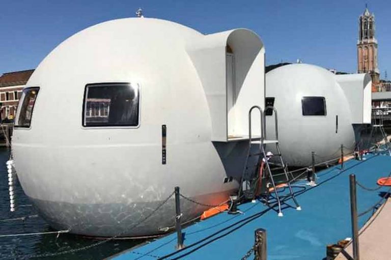 Taman Hiburan di Jepang Tawarkan Sensasi Bermalam di Dalam Sebuah Polong yang Mengambang!