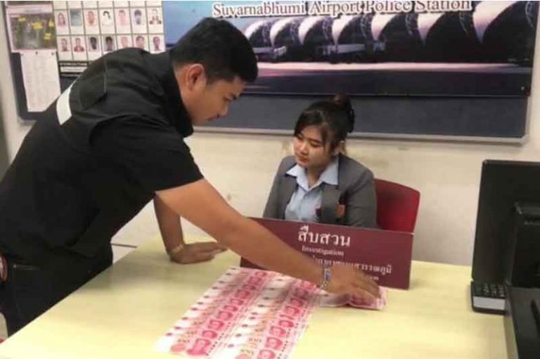 Petugas Keamanan Bandara di Bangkok Curi Uang Penumpang, Diamankan Malah Tertawa
