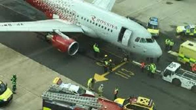 Aw! Kaki Petugas Darat Bandara Gatwick Terlindas Maskapai Rossiya Airlines