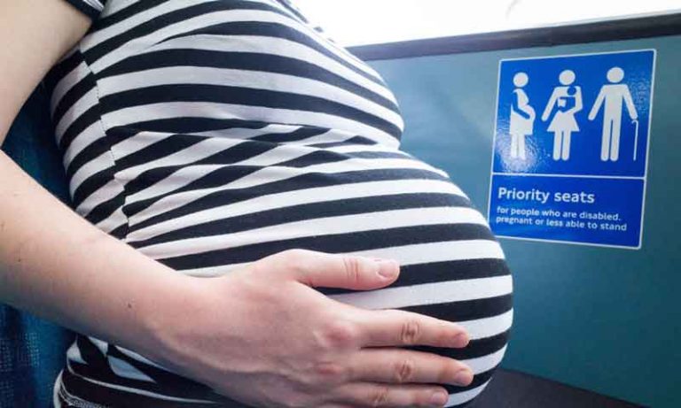 Ibu Hamil Berdiri, Penumpang Sehat Duduki Kursi Prioritas di Kereta