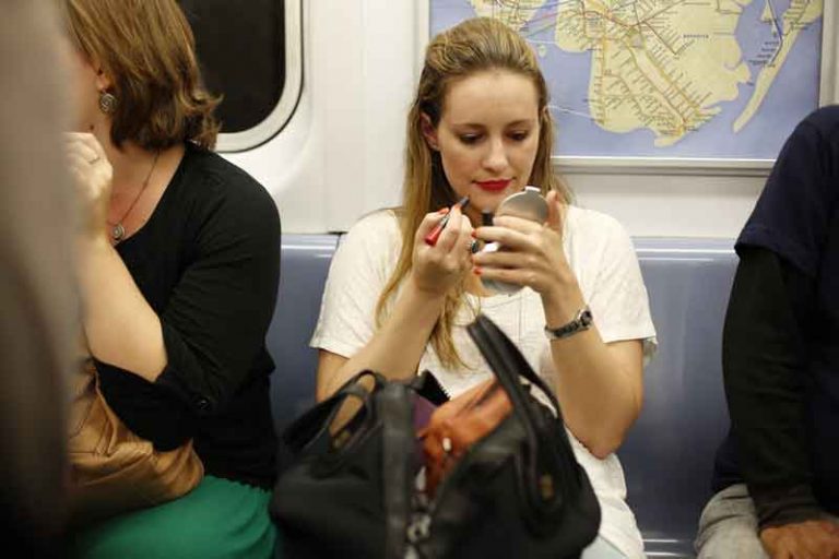 Mau Tetap Cantik ke Pesta Meski Naik Kereta Komuter? Baca Tips Ini!