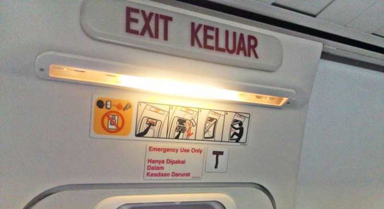 Penasaran, Apa Sih Fungsi Penanda Pada Pintu Darurat di Kabin Pesawat?