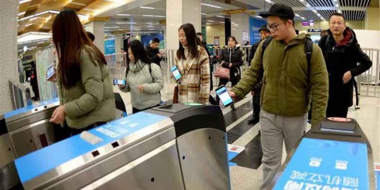 Tap Ponsel Pintar, Satu Detik Masuk Stasiun Tanpa Antri Tiket