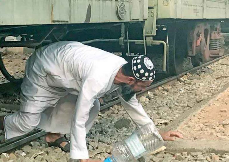 Terobos Kolong Kereta Demi Lintas Antar Peron, Potret Buruk Stasiun Whitefiled di India