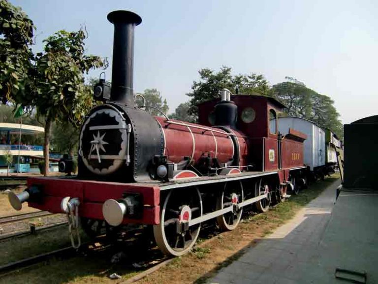 165 Tahun Kereta Api Mengular di Rel India