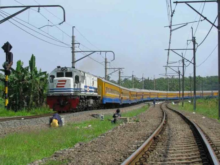 Kereta Api Langsam, Punya Sebutan ‘Distributor’ Pupuk Hingga Go Green