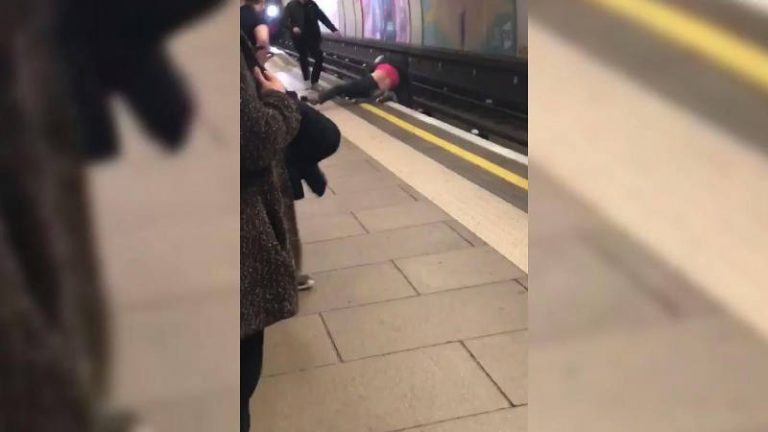 Adu Jotos Ketika Mabuk, Dua ‘Pegulat Amatir’ ini Nyaris Tertabrak Kereta!