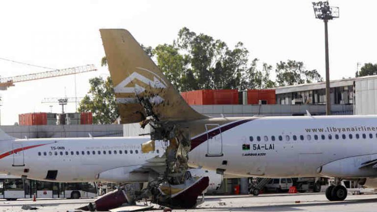 Dihajar Roket, Airbus A320 di Tarmak Bandara Mitiga Tripoli Rusak Berat