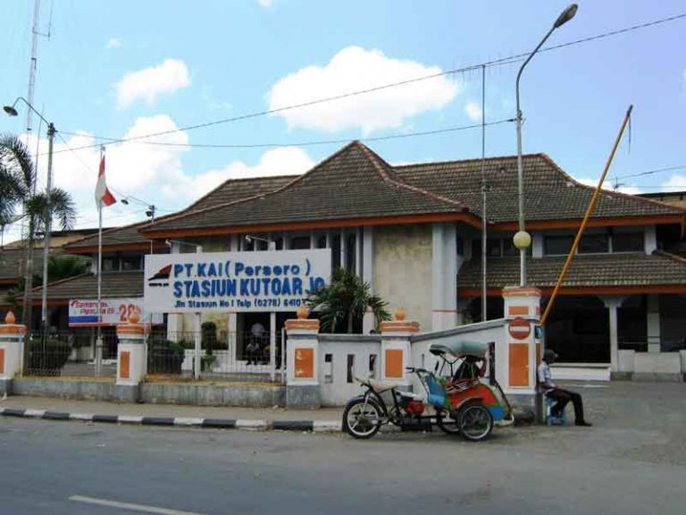 Punya Julukan “Terbersih,” Stasiun Kutoarjo Disinggahi Berbagai Jenis Kereta Api