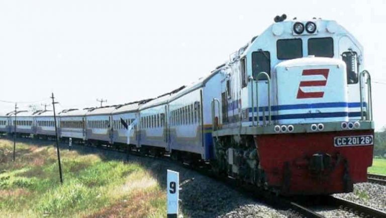 Sering Naik Kereta Api? Ini Dia Posisi yang Paling Aman Bagi Penumpang