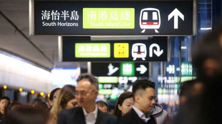 Ponsel Keluarkan Asap, 80 Penumpang MTR Hong Kong Terpaksa di Evakuasi