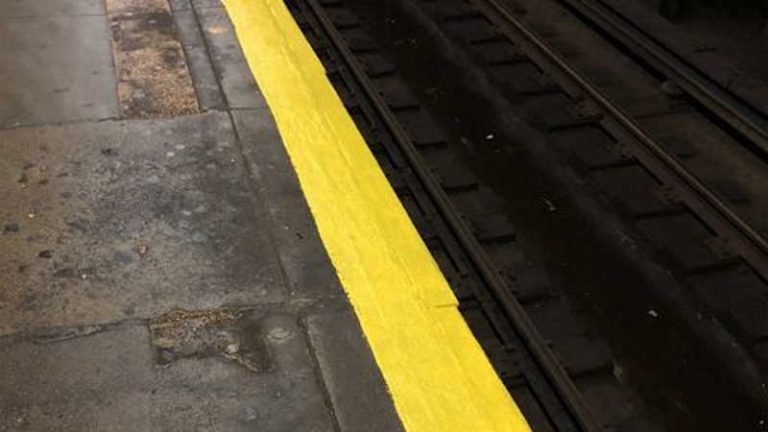 Garis Pembatas di Peron Kereta Bawah New York Tinggalkan Bercak Kuning di Gerbong