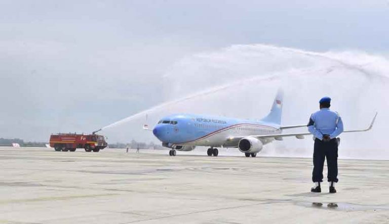 Semburan “Water Salute,” Penanda Tibanya Penerbangan Perdana