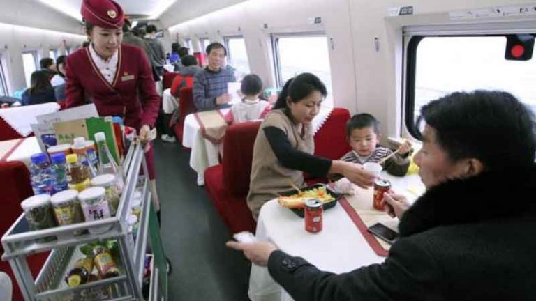 Mau Bawa atau Beli Makan di Kereta Cina? Simak yang Ini Dulu!