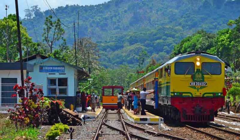 Cari Pecel Pincuk? Yuk Ke Stasiun Garahan!