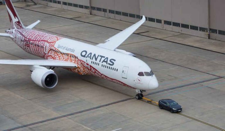 Spektakuler! Sedan Tesla Mampu Derek Dreamliner Qantas Sejauh 300 Meter