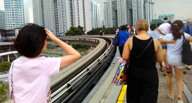 Ketika LRT Mogok, Penumpang Harus ‘Siap’ Berjalan Kaki di Elevated Track