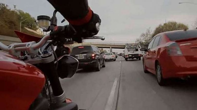 Memboncengi Penumpang Awam, Ini Dia Tipsnya Agar Bermotor Aman!