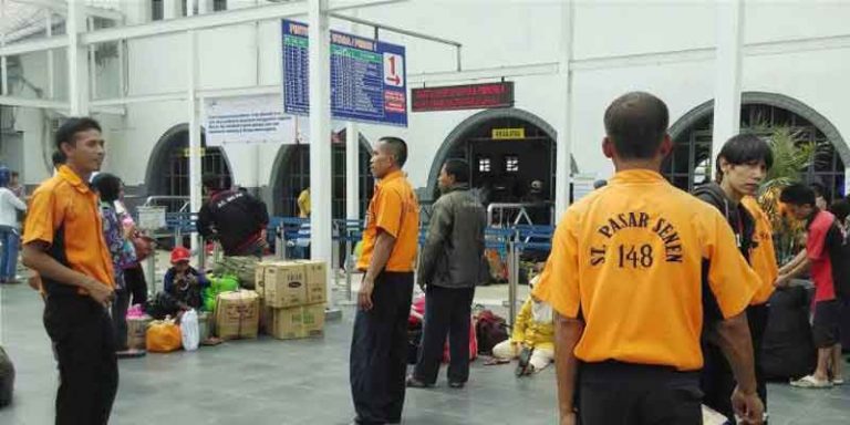 Tips Pilih Jasa Porter di Stasiun
