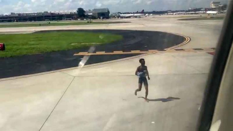 Pria Hanya Bercelana Dalam Berlarian di Tarmak Bandara Atlanta