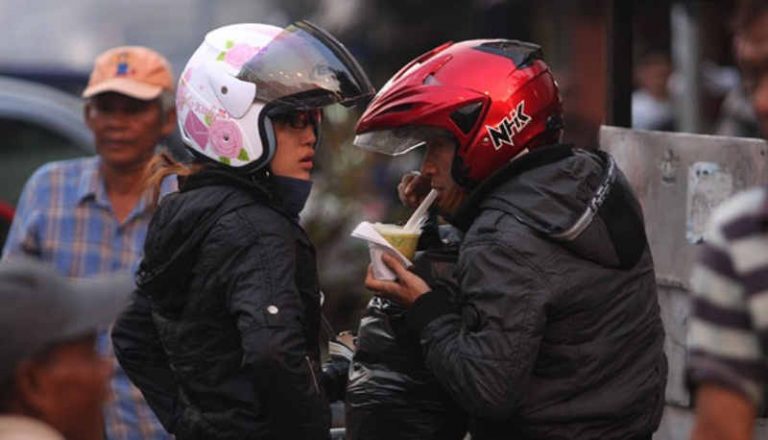 Terpaksa Buka di Jalan? Tak Perlu Berlebihan, yang Penting Terhidrasi dan Manis!