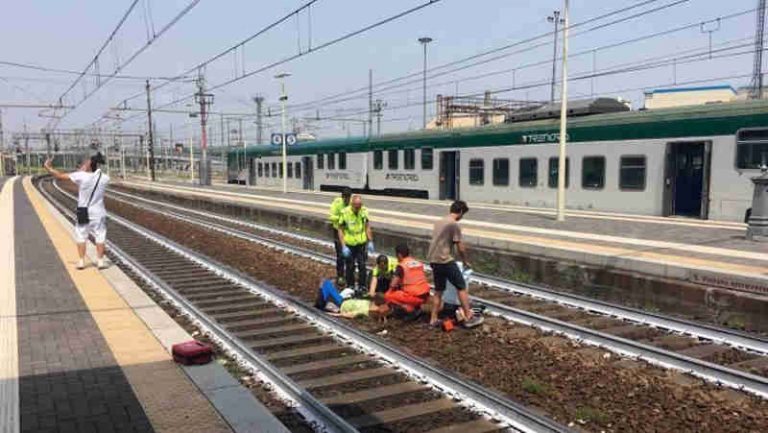 Pria ini Selfie Bersama Korban Kecelakaan. Netizen: Barbarisme yang Tidak Anda Sangka