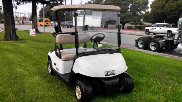 Duuh.. Mobil Golf Pendukung Disabilitas dan Orang Tua ‘Nyungsep’ ke Rel Kereta
