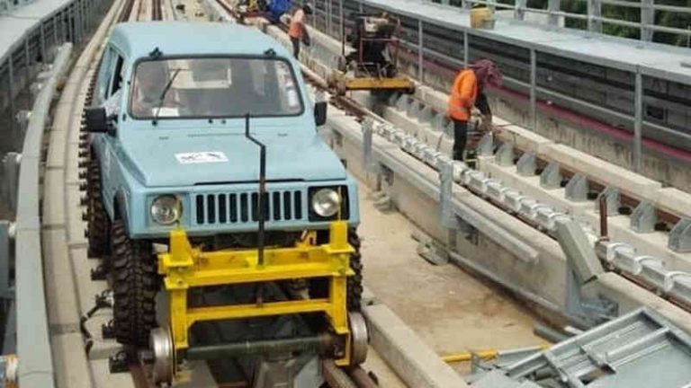 Viral Suzuki Jimny Nongkrong di Atas Rel LRT Sumatera Selatan. Ada Apa?