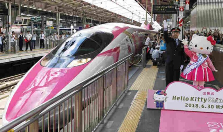 Shinkansen Hello Kitty Resmi Mengular, Penggemar dan Penumpang Riuh Ramai Berselfie Ria