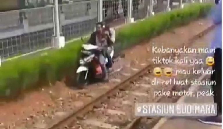Keder, Dua Pemuda di Tangsel Kendarai Motor di Celah Peron dan Rel