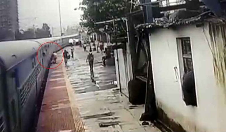 Datang Terlambat di Stasiun, Pria Asal India ini Terseret Kereta Sejauh 50 Meter!